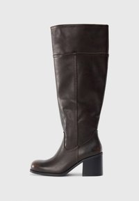 Επιλέχθηκε, brown