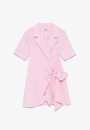 Top avvolgente a maniche corte a righe rosa con dettaglio annodato in vita. Realizzato in tessuto leggero con una superficie liscia.
