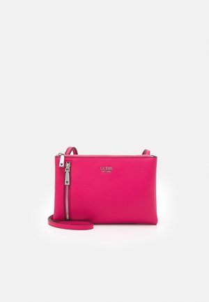 Borsa a tracolla in pelle rosa con forma rettangolare, dotata di chiusura con zip, tracolla e dettagli in metallo argentato. Logo visibile sul davanti.