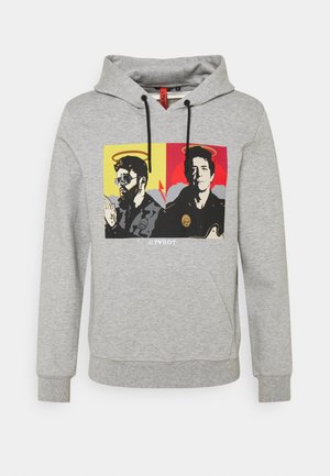 Grå bomullshoodie med ett framträdande tryck som föreställer två figurer, en mot en gul bakgrund och den andra mot en röd, med svarta detaljer.