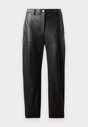 Schwarze Lederhosen mit glatter Textur, ausgestattet mit Fronttaschen, einem Reißverschluss und einem engen Schnitt. Dezente Stichdetails an den Seiten.