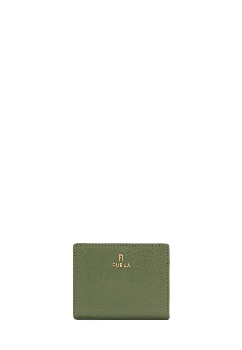 Zielona skórzana portmonetka na karty o teksturowym wykończeniu, złotym logo i minimalistycznym designie. Kompaktowy prostokątny kształt z zaokrąglonymi krawędziami.