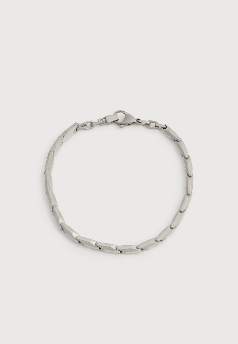 Βραχιόλι από ασημί μέταλλο με ορθογώνια συνδεδεμένα τμήματα και κούμπωμα με κρίκο αστακού σε απλό λευκό φόντο.