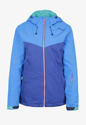 Blå og turkis isoleret jakke med lynlås foran, kontrasterende lyserød lynlås og lommer, kombineret med hvide bukser og sorte støvler.