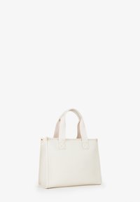 Borsa tote sintetica bianca con forma rettangolare, doppie maniglie in tela e dettagli in metallo dorato. Esterno texturizzato con design minimalista.