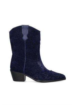 Botas de vaquero azul marino con un acabado texturizado, que cuentan con acentos de strass en la punta y un sutil detalle de costura en el caña.