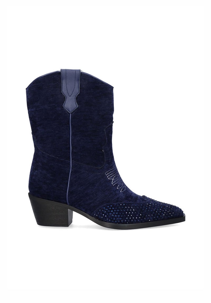Botas de vaquero azul marino con un acabado texturizado, que cuentan con acentos de strass en la punta y un sutil detalle de costura en el caña.