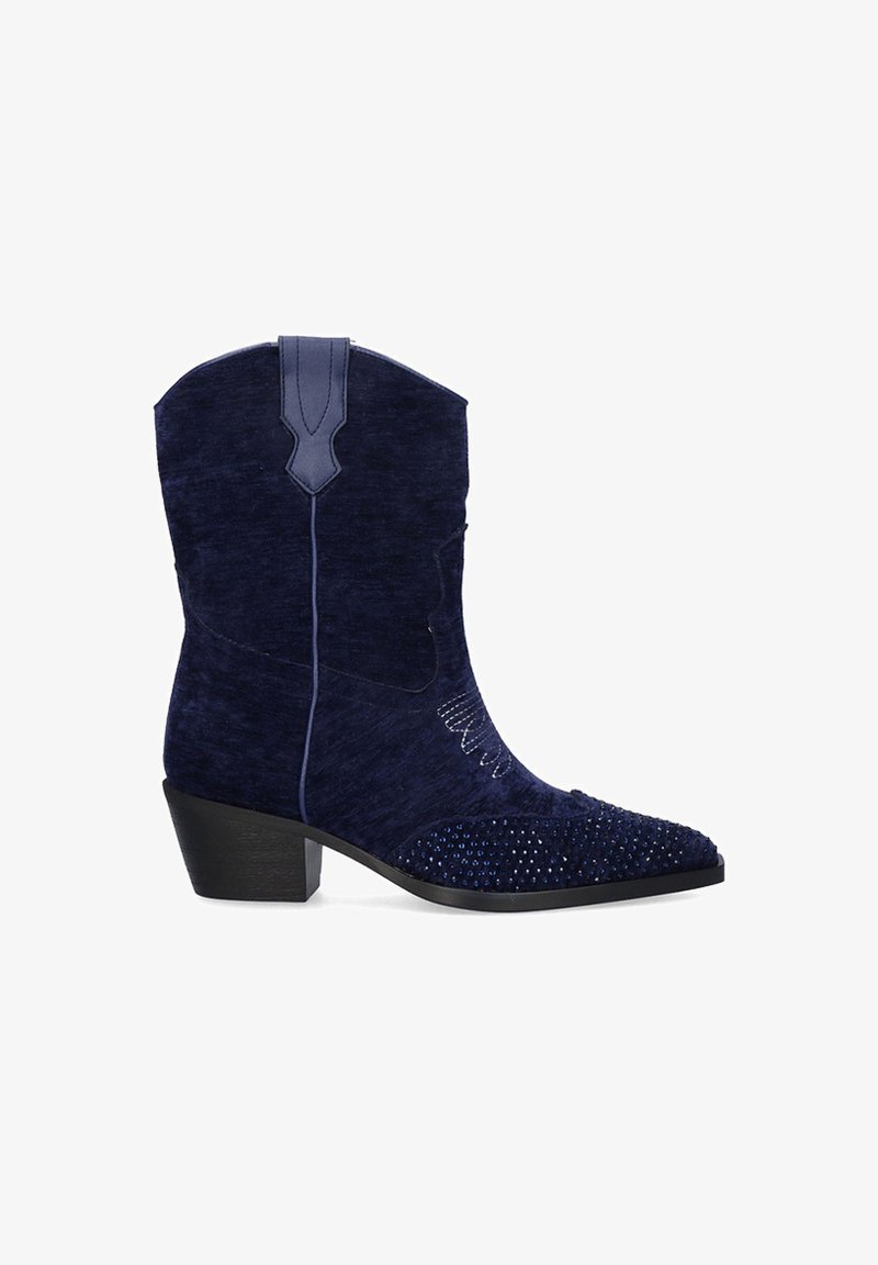Botas de vaquero azul marino con un acabado texturizado, que cuentan con acentos de strass en la punta y un sutil detalle de costura en el caña.