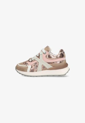 Sneaker leggero con una combinazione di beige, rosa e stampa leopardata metallica. Presenta una tomaia texturizzata, una suola ammortizzata e chiusura con lacci.