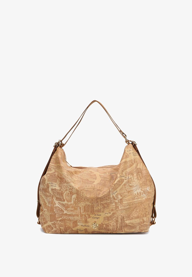 Borsa in pelle marrone con motivo mappa, due manici e forma curvata, con texture evidente e accentuata da un logo.