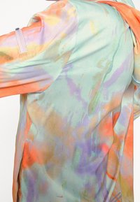 Barevná lehká bunda s plynulým abstraktním vzorem v pastelových oranžových, zelených a fialových tónech. Obsahuje kapsu se zipem na rukávu.
