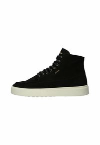 Zapatillas altas de ante negro con suelas de goma blanca, con cordones redondos y un diseño minimalista con una marca en dorado en el lateral.
