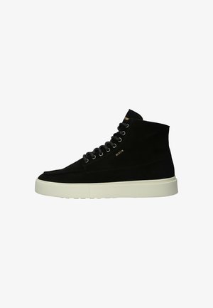 Sneaker alte in suede nero con suole in gomma bianca, dotate di lacci rotondi e minimal branding dorato sul lato.