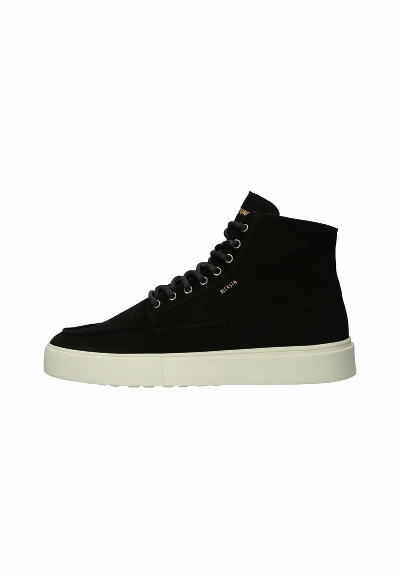Zapatillas altas de ante negro con suelas de goma blanca, con cordones redondos y un diseño minimalista con una marca en dorado en el lateral.