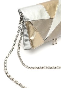 Metallisk clutchväska med silver-, guld- och vita triangulära lappar. Har en kedjestrap och dragkedjestängning med dekorativ hårdvara.