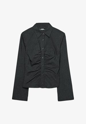 Chemise noire à manches longues avec des rayures blanches verticales, dotée d'un col, d'une fermeture à boutons et de détails en tissu froncé à l'avant.