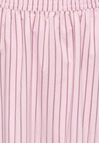 Hele roosa kangas, õhukeste vertikaalsete punaste triipudega ja kootud kummiga vöökoha osa.