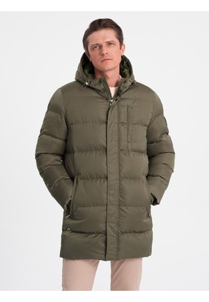 Olivengrøn polstret jakke med hætte, der har en frontlynlås, sidelommer og en let løs pasform. Glat tekstur og kviltet design.