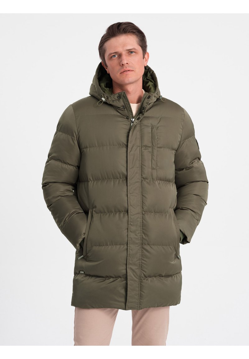 Olivengrøn polstret jakke med hætte, der har en frontlynlås, sidelommer og en let løs pasform. Glat tekstur og kviltet design.