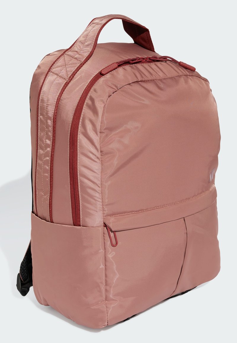 Rosa Nylon-Rucksack mit doppelten Reißverschlüssen, gepolstertem Griff und einer Vordertasche. Glatte Textur mit leicht glänzendem Finish.