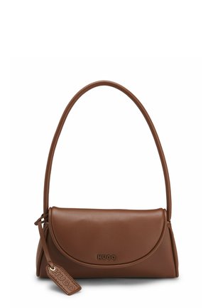 Bolso de cuero marrón con solapa curva, asa arqueada única y etiqueta adjunta con el logo "HUGO" en relieve en la parte frontal.