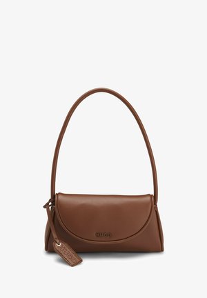 Sac à main en cuir marron avec rabat incurvé, une poignée arquée unique et une étiquette attachée embossée du logo "HUGO" sur le devant.