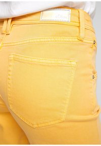 s.Oliver Shorts vaqueros - yellow