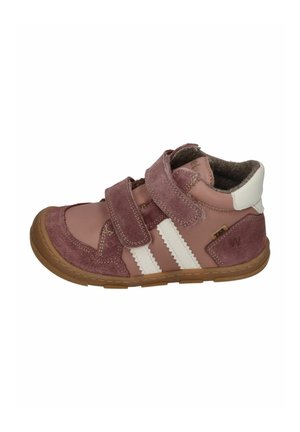 Rosa und beige Kinderschuh mit doppelten Klettverschlüssen, aus Wildleder und Leder, Gummisohle, gepolstertem Kragen und weißen Streifen.