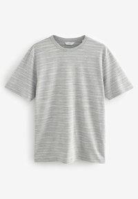 Tricou gri cu mânecă scurtă, cu dungi horizontale, guler rotund, textură moale și croială lejeră. Branding clar pe gulerul din interior.