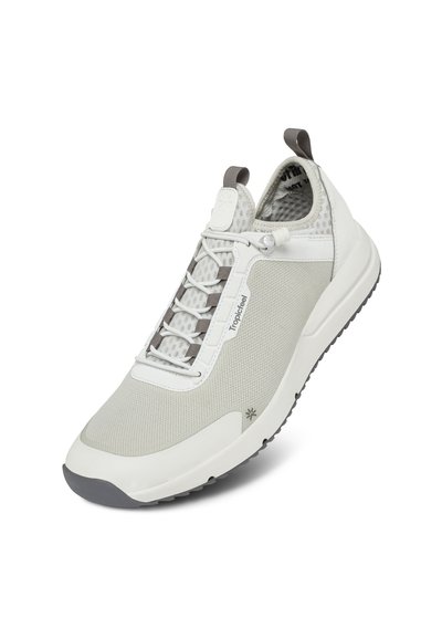 Sneakers leggere in rete bianca con accenti grigi, con una tomaia slip-on e un sistema di lacci a toggle e suola in gomma testurizzata.