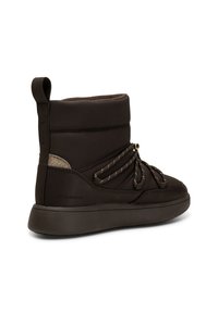 Botín marrón impermeable hasta el tobillo con punta redonda, cordones elásticos, acentos texturizados y un collar acolchado. Diseño elegante con una suela gruesa.