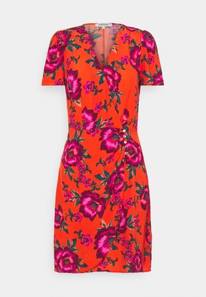 Zářivě oranžové zavinovací šaty s velkým výrazným růžovo-fialovým květinovým vzorem, krátkými rukávy, výstřihem do V a detailními knoflíky na boku.