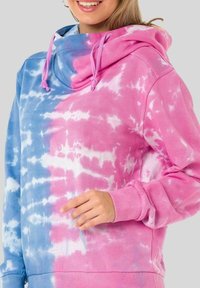 Tie-Dye-Hoodie in Blau und Pink mit hohem Kragen, verstellbaren Kordeln, gerippten Bündchen und weichem Baumwollstoff.