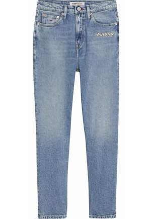 Vaqueros de mezclilla azul claro con diseño de pierna recta, con remaches de cobre y un logo "Tommy" bordado en el frente.