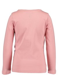 Chemise en coton rose doux à manches longues, avec un col arrondi et des coutures surpiquées, présentant un dos uni sans embellissements.