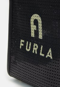 Černá texturovaná taška s lesklým povrchem a krajkovým vzorem, s výrazným světle zbarveným logem "FURLA".
