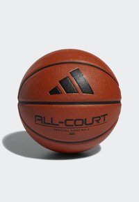Pallone da basket marrone con superficie testurizzata, dotato di accenti neri, linee di cucitura orizzontali e la dicitura "PALLONE UFFICIALE DA GIOCO PER TUTTI I CAMPI" stampata in nero.