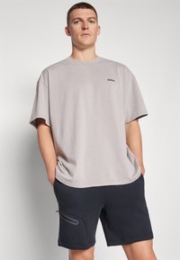 Under Armour LOGO WASH - Pamata T-krekls - tetra gray/white