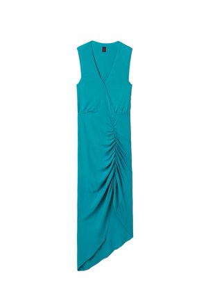 Ärmelloses türkisfarbenes Wickelkleid mit gerafftem Detail vorne und asymmetrischem Saum auf weißem Hintergrund.