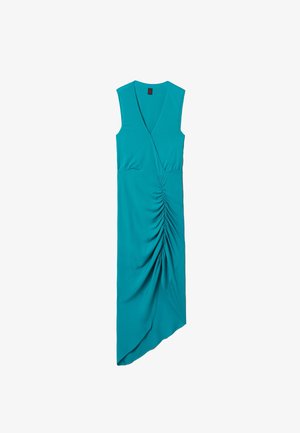 Robe portefeuille sans manches turquoise avec un détail froncé à l'avant et un ourlet asymétrique sur fond blanc.
