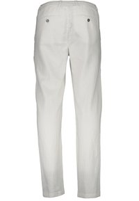 Pantalones de lino blancos con un diseño de corte recto, que presentan una cinturilla elástica y dos bolsillos traseros con cierres de botones.