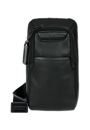 Sac bandoulière en cuir noir avec une finition texturée, équipé d'une poche zippée à l'avant, d'une bandoulière réglable et du marquage Porsche Design.