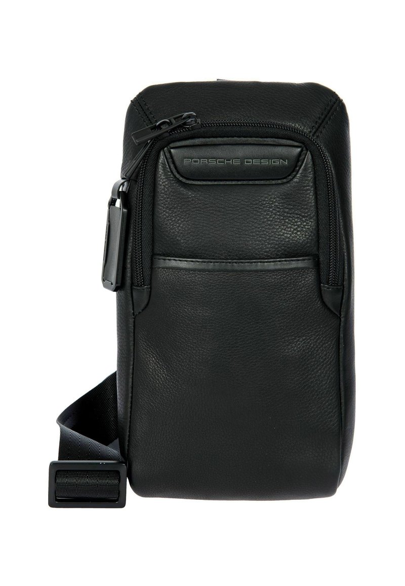 Sac bandoulière en cuir noir avec une finition texturée, équipé d'une poche zippée à l'avant, d'une bandoulière réglable et du marquage Porsche Design.
