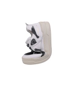 Hvid og grå høj-top sneakers med struktureret læder, fremtrædende sål og unik snøre design, prydet med sorte accenter og guld bogstaver.