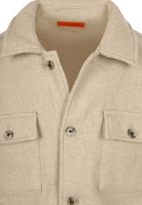 Beige wollen-blend shirtjacket met een kraag, twee voorzakken en knoopsluitingen. Gestructureerde stof met een nette, op maat gemaakte uitstraling.