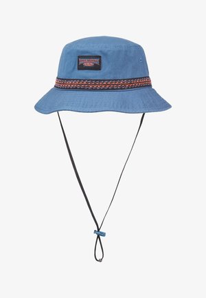 Niebieska kapelusz typu bucket Billabong z szerokim rondem, haftowaną taśmą z motywem fali, regulowanym czarnym paskiem pod brodą z zatrzaskiem.