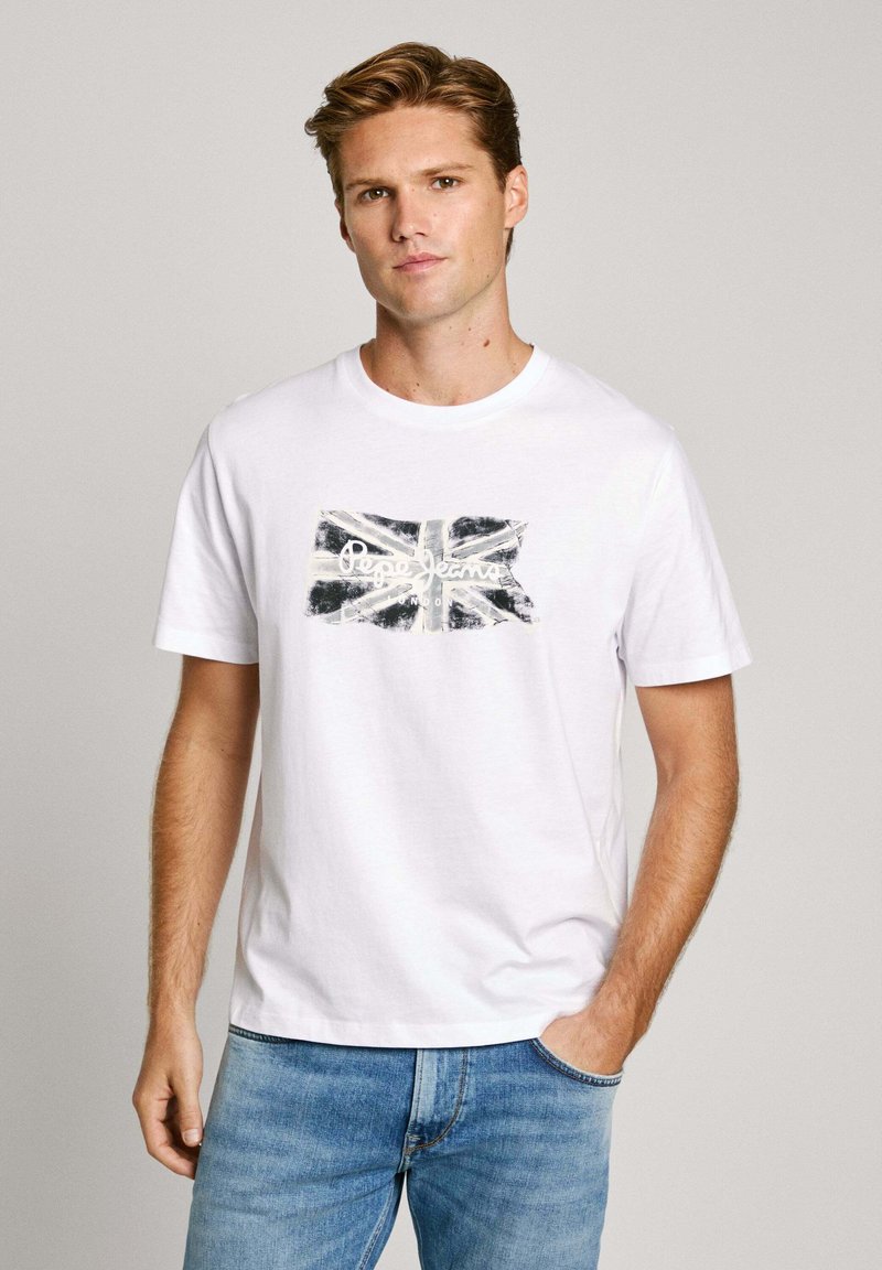 Biała koszulka z grafiką Union Jack, z napisem "Pepe Jeans" umieszczonym na środku. Wykonana z miękkiej bawełny, z krótkim rękawem i okrągłym dekoltem.