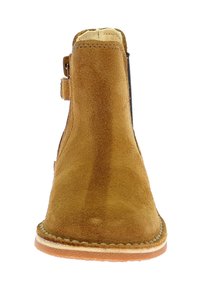Suède enkelboot in tan met een soepele textuur. Voorzien van een zijrits en gestikte details langs de zool in een contrasterende kleur.