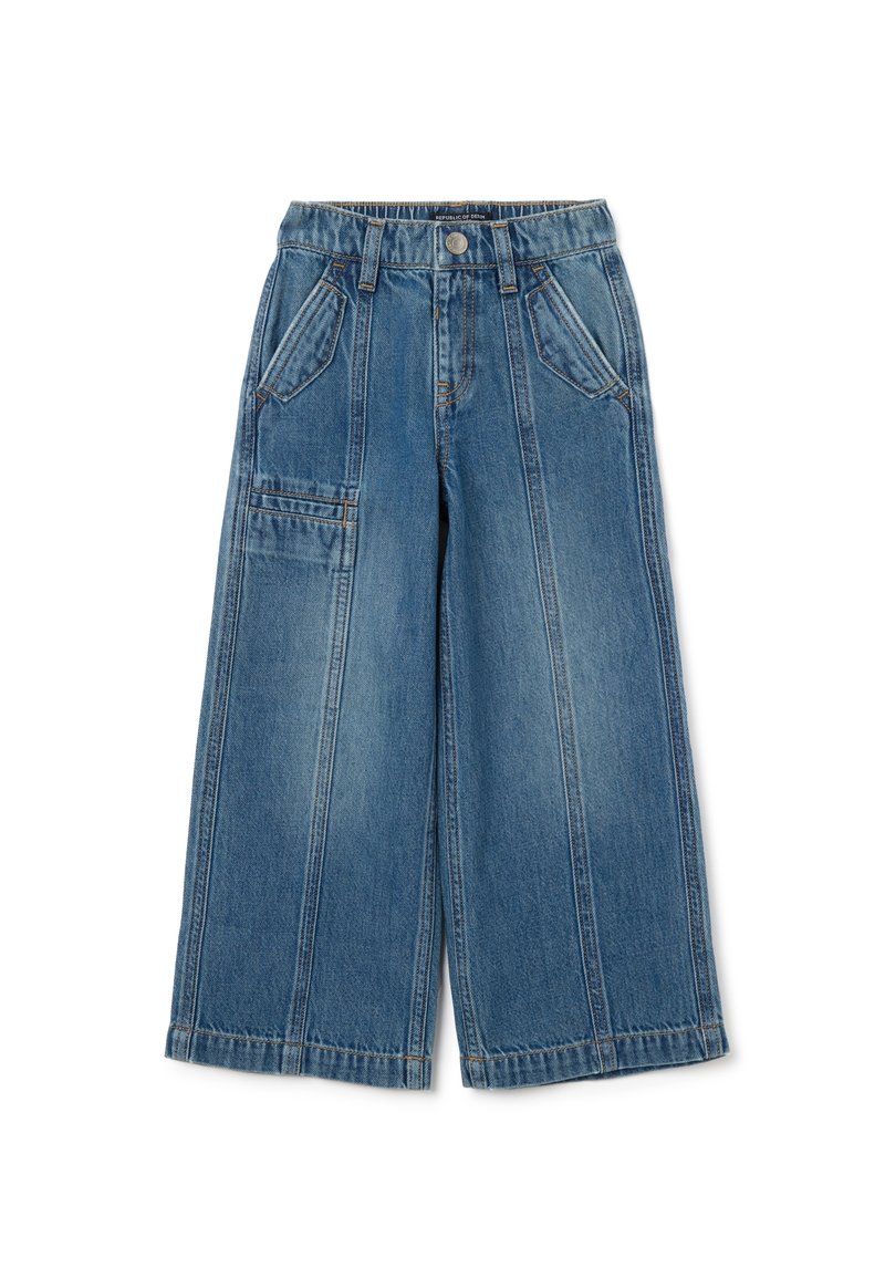 Jeans de mezclilla de pierna ancha en azul claro, con una cintura alta, múltiples bolsillos y un diseño de panel cosido con una textura suave.