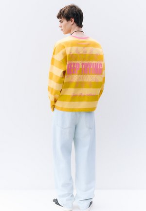 PULL&BEAR, BOXY STRIPED - T-SHIRT - T-shirt à manches longues - yellow